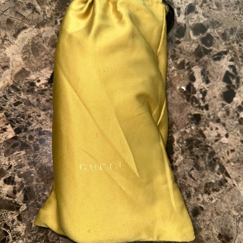 Gucci sunglasses unisex lightly used with case and cover - Picture 2 of 4